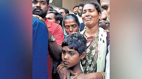 Lalitha, wife of Ramnarayan Baghel,
breaks down upon seeing his body at Thrissur Government Medical College.