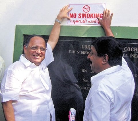 Justice Narayana Kurup and Sreenivasan during an anti-smoking campaign in 2009