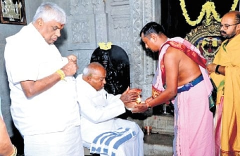 JDS supremo HD Deve Gowda offers pooja at Deveshwara temple in Huddanahalli
of Holenarasipur taluk on Monday.