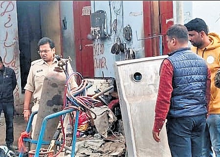 Police conducting probe at the crime scene