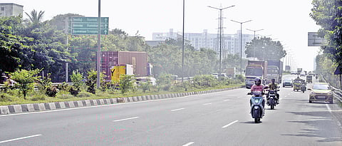 A low-level centre median of 200 mm in height on Chennai bypass road near Nolambur