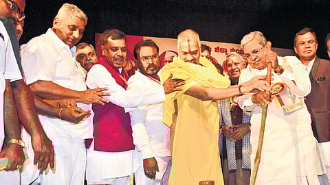 CM Siddaramaiah inaugurates the Kumbara Sangha Mahasammelana in Mysuru on Monday. Uttar Pradesh minister Dharamveer Prajapati look on