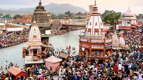 The 1916 pact, established by Malviya, sought to preserve the pristine flow of the Ganga and protect the city’s spiritual sanctity, reportedly including stipulations on non-Hindu access to the ghats.
