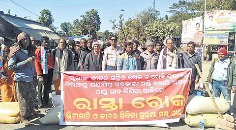 Farmers blocking Sergarh-Udala state highway-19 at Kalikad village in Nilagiri