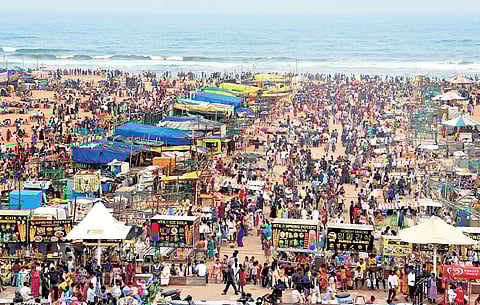 A crowded Besant Nagar Beach during Kaanum Pongal.