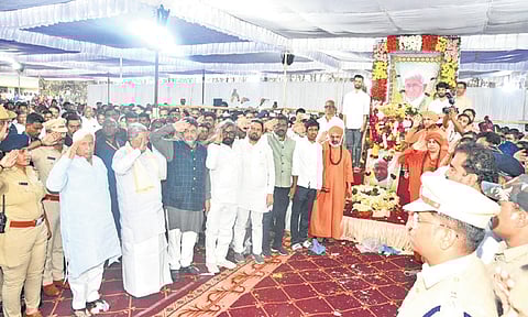 Chief Minister Siddaramaiah, Deputy CM D K Shivakumar, ministers and others pay their last respects to late Bheemanna Khandre at Shanti
Dhama of Chikkalchanda village of Bhalki taluk, Bidar district, on Saturday evening.
