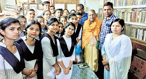 Students posing for a group photo with Padma Shri recipient Srinibash Udgata.