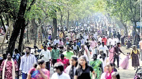 Thousands of people thronged Vandaloor zoo on the occasion of Kaanum Pongal