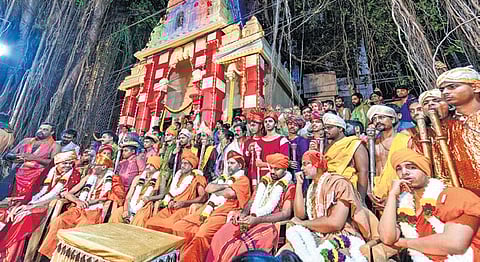 Sri Vedavardhana Theertha Swamiji of Shiroor Mutt and pontiffs of other mutts before the commencement of the paryaya procession at Jodukatte on Sunday.