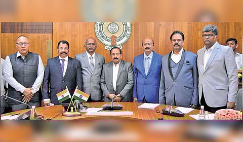 Newly appointed commissioners of the Andhra Pradesh State Information Commission were administered the oath of office by Chief Secretary K Vijayanand at the Secretariat on Tuesday.