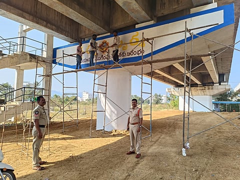 Chittoor Police started Bhayaniki Mugimpu Dhairyaniki Prarambham programme, to prevent crimes and give the assurance to the people, on Tuesday started clear the bushes in crime hot spot locations and took up jungle clearance at open boozing places. SP Tushar Dudi took up this new initiative.