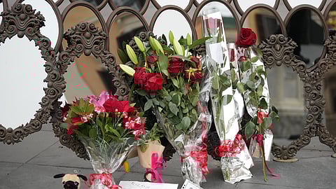 Flowers and messages are placed in front of the Valentino Garavani and Giancarlo Giammetti foundation headquarters during the lying in state of the fashion designer Valentino Garavani in Rome, Wednesday Jan. 21, 2026.