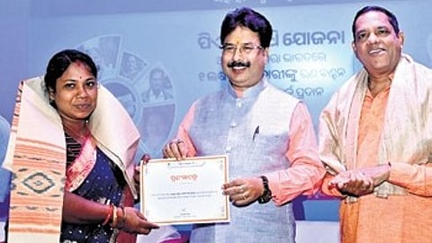 Housing and Urban Development minister Krushna Chandra Mahapatra felicitating a woman beneficiary in Bhubaneswar.