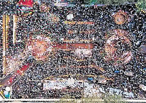 Devotees gathered in open areas with their belongings and took holy dips in Jampanna Vagu before proceeding to the altars.