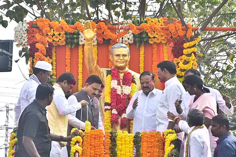 Former Vice President M Venkaiah Naidu unveiled the statue of a bronze statue of Vajpayee at Kaleswara Market in the Vijayawada West Assembly constituency.