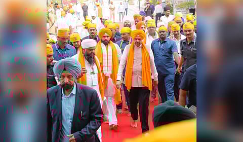 Deputy Chief Minister Pawan Kalyan on Sunday visited the Takht Sachkhand Gurudwara in Nanded.
Maharashtra CM Devendra Fadnavis, and political representatives from various states attended.