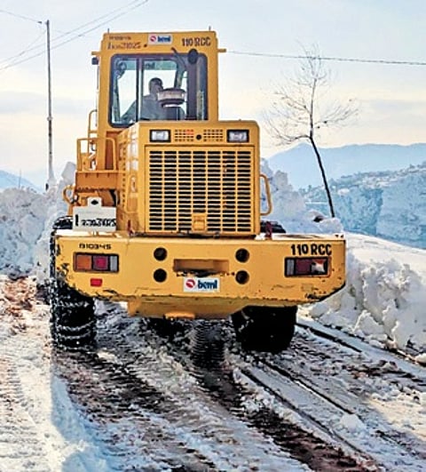 Srinagar Diary | Gulmarg, Pahalgam get fresh spell of snowfall