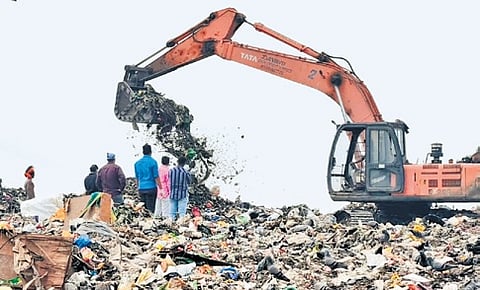 The police searching for the body in Perungudi dumpyard.