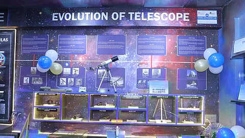 Detailed models of the solar system, satellites, rockets, galaxies, and other celestial bodies now surround students, turning abstract scientific concepts into tangible learning experiences.