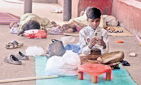 Homeless persons sleeping on roadside pavements along the Harbour constituency under Royapuram zone in Chennai