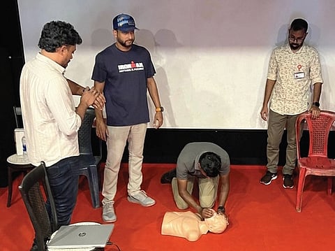 Emergency aid session organised by ITREK, in collaboration with Ponmudi Eco Tourism & KIMS Health, at Ponmudi Hill Top on Sunday
