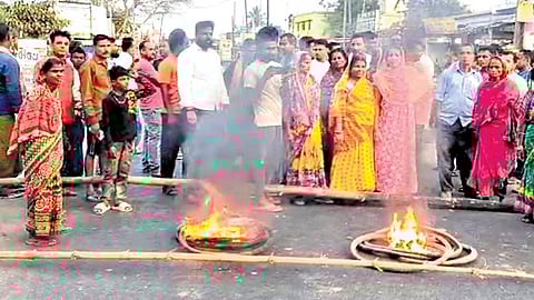 Agitators staging road blockade at Tarikunda Bazaar in Raghunathpur on Tuesday