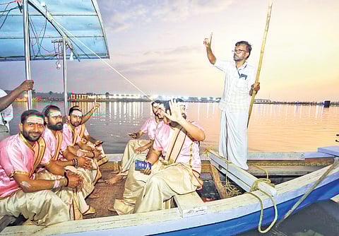 Paralakathu Yahutty taking Kashi pandits to the Nila Aarti space at the yagashala
arranged in the middle of Bharathapuzha river