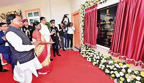 President Droupadi Murmu flanked by Governor Hari Babu Kambhampati and CM Mohan Charan Majhi unveiling a project at Rairangpur on Wednesday.