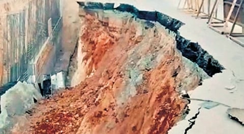A portion of soil from the right-hand side of the main carriageway collapsed, reducing the available carriageway width and leading to traffic congestion in the Hosur-to-Bengaluru direction.