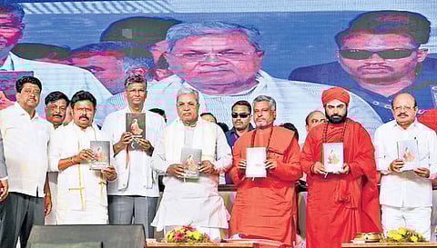 CM Siddaramaiah, PWD Minister Satish Jarkiholi, Rajanahalli Gurpeetha pontiff Prasannanandapuri Swamiji and others at Sri Maharshi Valmiki Jatre-2026 Jan Jagruti Jatre Mahotsava at Rajanahalli in Harihar taluk of Davanagere district on Monday.