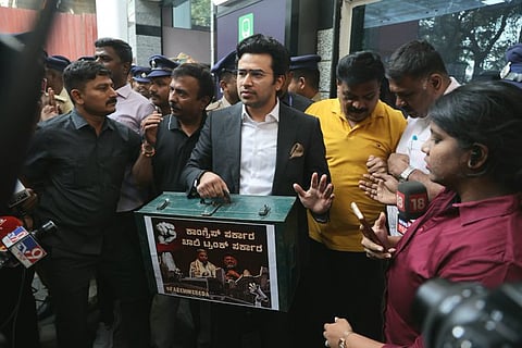 The MP staged a demonstration with an empty trunk to convey that the state government's promises are empty trunk.