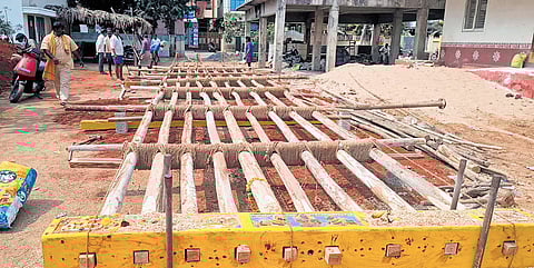 Devotees making prabhalu ahead of Shivratri at Yanamalakuduru.