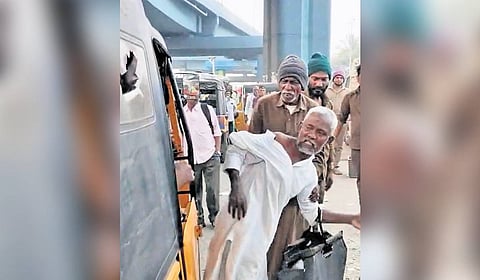 A video captured by an onlooker shows the auto driver assaulting the elderly couple at Ukkadam bus stand.