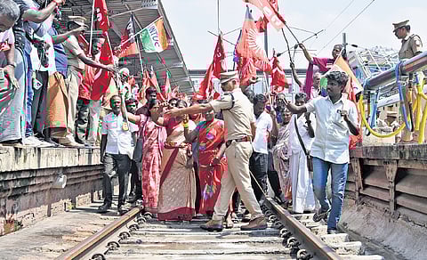 Over 460 functionaries of DMK, Congress, VCK, and central trade unions were detained after they staged a rail roko in Tiruchy and Srirangam.