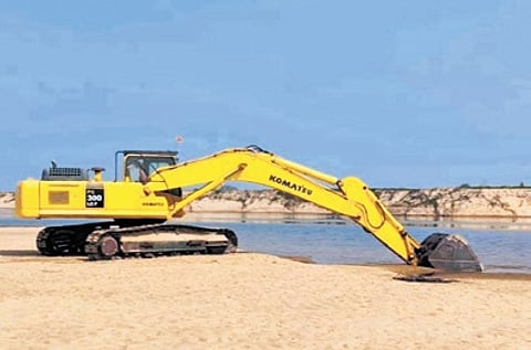 Acting on a tip-off, Jagatsinghpur collector J Sonal, SP Ankit Verma and sub-collector Prashant Kumar Tarai raided the illegal sand quarry near Mahanadi river.
