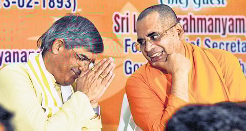 Former AP chief secretary LV Subrahmanyam greets Swami Bodhamayananda, Adhyaksha of Ramakrishna Math, Hyderabad, at the youth convention