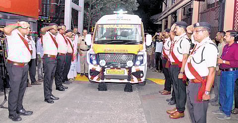Security personnel at Amrita Hospital, Kochi, give Aalin Sherin Abraham a guard of honour as her body is taken to the Kottayam MCH
