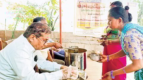 Operating under the banner of Varasiddi Vinayaka Seva Samithi, Dayanand, joined over time by other retired employees, serves breakfast, lunch and dinner, including tiffin, free of cost.