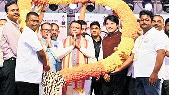 Chief Minister Mohan Charan Majhi being felicitated by the alumnis.