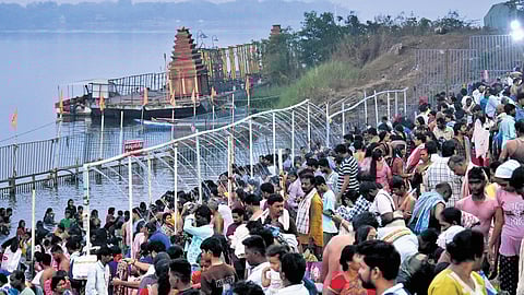 Devotees offer prayers to a Shivling at Seetanagaram ghat in Vijayawada.