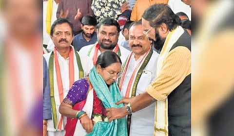 Irrigation Minister N Uttam Kumar Reddy felicitates K Uma Rani, the newly elected Nizamabad Mayor, at the Congress party office in Nizamabad.