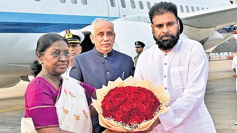 President Droupadi Murmu being received by Governor S Abdul Nazeer and Deputy Chief Minister Pawan Kalyan at INS Dega in Visakhapatnam on Tuesday | EXPRESS