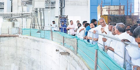 BRS leader T Harish Rao interacting with farmers at pump house in Warangal district.