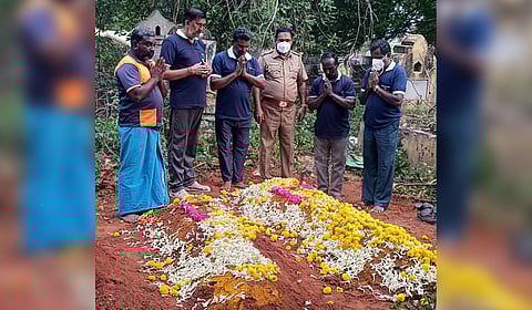 Vel Kumar, Damotharan, Marimuthu, & Kalidas assisted in burying more than 233 unclaimed bodies over the past 5 years.