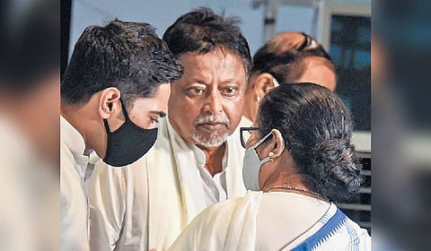 Mamata Banerjee (R) with party general secretary Abhishek Banerjee (L) with and late senior TMC leader Muku Roy.
