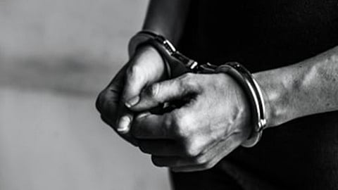 A Hoysala patrol team reached the spot and tried to resolve the issue. However, the accused allegedly abused Assistant Sub-Inspector Narasayanaswamy during the intervention.