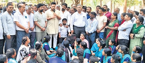 Mysuru-Kodagu MP Yaduveer Krishnadatta Chamaraja Wadiyar and former MP Pratap Simha speak to agitating KSIC employees in T Narasipur on Tuesday