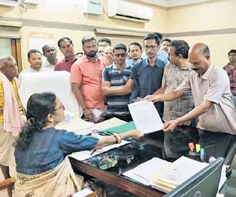 Farmers handing over the memorandum to the ADM on Tuesday