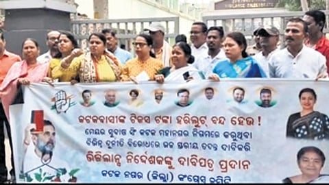 The complaint pointed out that a blacklisted agency had been granted contract for transportation of waste from Satichaura dumping yard to Chakradharpur.