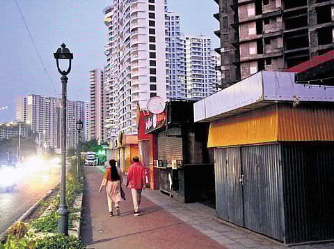 Food kiosk at Queen's Walkway.
